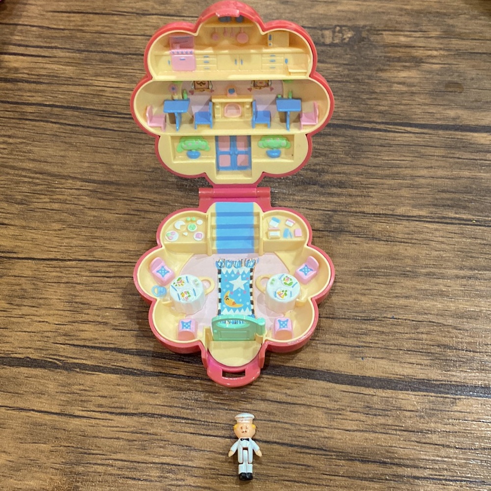 Vintage 1990 Polly Pocket Bluebird Restaurant